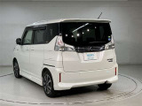 左ななめ後ろから撮影した、リアまわりのデザインや車両全体のバランスを確認できる写真です。リアフェンダーやテールまわりの形状、ボディラインのつながりなど、外観の印象を把握しやすくなっています。