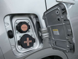 充電ポートリッドを開けると上側が普通充電ポート、下側が急速充電ポートになります。