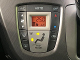 【オートエアコン】一度お好みの温度に設定すれば、車内の温度を検知し風量や温度を自動で調整。暑い&hellip;寒い&hellip;と何度もスイッチ操作をする必要はありません。快適な車内空間には必須の機能ですね♪