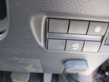 アイドリングストップ機能付です。特別な操作をしなくても、普段通りの運転をするだけで、エコドライブができる機能です。OFFボタンがありますので、必要に応じて使い分けてください。
