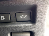 【パワーバックドア】スマートキーや運転席のボタンを押すだけでリアゲートが自動で開閉します!荷物を持っている時や、高い位置にあるバックドアを閉める際に便利な機能です♪