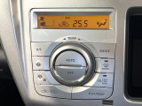 【オートエアコン】一度お好みの温度に設定すれば、車内の温度を検知し風量や温度を自動で調整。暑い&hellip;寒い&hellip;と何度もスイッチ操作をする必要はありません。快適な車内空間には必須の機能ですね♪