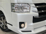 【LEDヘッドライト】悪天候や夜間走行時も良好な視界を確保し安心して運転できる高輝度LEDヘッドライトを装備!点灯速度が早く、消費電力も抑えられています。