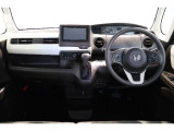 操作性に優れた運転席となります!小物入れや各ボタンの配置にこだわり、使いやすいです!座り心地もよく視認性も良好なのでロングドライブもお任せ下さい!