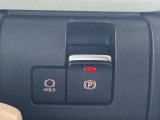 スイッチひとつで簡単に操作できる電動パーキングブレーキを搭載。シフト操作やアクセルと連動してパーキングブレーキが作動・解除されるため、スムーズな発信が可能に!