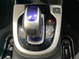 ハイブリッド専用セレクトレバーです。シフトチェンジを電子信号で送信するセレクトレバーを採用していますので、軽快でスマートな操作を楽しめます。