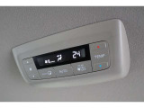 エアコンが前席に加え、後部座席用にも独立して設置されていており、暑い夏でも寒い冬でも、車内に快適な空気を届けるので、いつでも快適な車内空間を創り上げます!