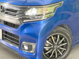 【LEDヘッドライト】悪天候や夜間走行時も良好な視界を確保し安心して運転できる高輝度LEDヘッドライトを装備!点灯速度が早く、消費電力も抑えられています。