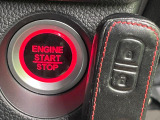 【Hondaスマートキー】カバンやポケットに入れたままでもドアの施錠・解錠が可能なスマートキーを装備。エンジンのオン・オフ時もカギを取り出す必要が無いからとっても便利です♪