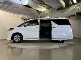助手席側は電動スライドドアになってます。運転席やキーのリモコンで開閉できるので手が塞がっていても楽に積み降ろし出来ますよ。