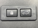 【パワーバックドア】スマートキーや運転席のボタンを押すだけでリアゲートが自動で開閉します!荷物を持っている時や、高い位置にあるバックドアを閉める際に便利な機能です♪