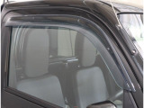 ドアバイザーが既に付いています☆ 車内に熱がこもらないようにしたい時や換気したい時など少しだけ窓を開けておきたい時にとても便利です♪