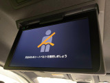 【フリップダウンモニター】大画面モニターで後席でもエンタメをお楽しみいただけます。小さなお子様にも大人気の装備です♪