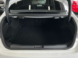 ゆったりとしたトランクルームでございます。たくさんのお荷物の車載が可能でございます。