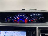 メーターが運転席から見やすいインパネ中央部に配置してるので走行中の視線移動が少なく快適です。