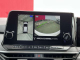 上空から見下ろしているかのような映像をディスプレイに映し出し、スムースな駐車をサポートします。画面は「トップビュー」のほか「サイドブラインドビュー」への切り換えが可能。ますます安心です