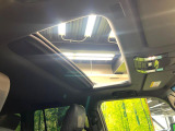 【サンルーフ】開放感たっぷりの希少装備、サンルーフが装着されています!車内に明かりを取り入れたり景色を楽しむ以外にも、車内の空気も簡単に換気できて快適です!