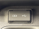 【USB入力端子】//USB接続もついていますので携帯などの電子機器の充電にも使えて便利です♪