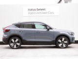 フロントグリルとフロントガラス中央にあるミリ波レーダーカメラで車両、人を検知する機能も搭載されています。