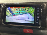 【バックカメラ】駐車時に後方がリアルタイム映像で確認できます。大型商業施設や立体駐車場での駐車時や、夜間のバック時に大活躍!運転スキルに関わらず、今や必須となった装備のひとつです!