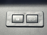 【パワーバックドア】スマートキーや運転席のボタンを押すだけでリアゲートが自動で開閉します!荷物を持っている時や、高い位置にあるバックドアを閉める際に便利な機能です♪