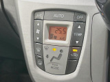 【オートエアコン】一度お好みの温度に設定すれば、車内の温度を検知し風量や温度を自動で調整。暑い&hellip;寒い&hellip;と何度もスイッチ操作をする必要はありません。快適な車内空間には必須の機能ですね♪