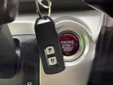 【Hondaスマートキー】カバンやポケットに入れたままでもドアの施錠・解錠が可能なスマートキーを装備。エンジンのオン・オフ時もカギを取り出す必要が無いからとっても便利です♪