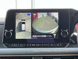 上空から見下ろしているかのような映像をディスプレイに映し出し、スムースな駐車をサポートします。画面は「トップビュー」のほか「サイドブラインドビュー」への切り換えが可能。ますます安心です