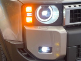 【LEDヘッドライト】悪天候や夜間走行時も良好な視界を確保し安心して運転できる高輝度LEDヘッドライトを装備!点灯速度が早く、消費電力も抑えられています。