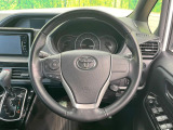 インテリアに合わせたデザインのステアリングは、運転される方のことも考え、運転しやすい形状、大きさです。是非一度、実際に触ってお確かめください。