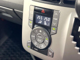 【オートエアコン】一度お好みの温度に設定すれば、車内の温度を検知し風量や温度を自動で調整。暑い&hellip;寒い&hellip;と何度もスイッチ操作をする必要はありません。快適な車内空間には必須の機能ですね♪