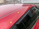 ルーフの運転席側に小さなキズが複数あります。