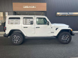 Jeep伝統の台形のホイールアーチを継承し走破性も兼ね備えております。