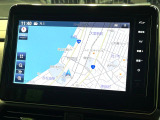 【メーカー9型純正ナビ】インテリアに溶け込むスタイリッシュな「専用設計」メーカーナビを装備♪視認性や操作性など基本性能にも優れ、より上質なカーライフをお楽しみいただけます。