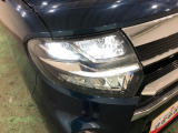 白く明るい光で夜間走行をサポートするLEDヘッドランプを搭載