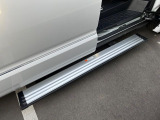 【電動サイドステップ】車高の高いお車でも、これがあれば小さいお子様の乗り降りも楽々♪スライドドアと連動して作動する為、煩わしい操作は不要です!