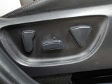 運転席はパワーシートなのでお好みのドライビングポジションに調整可能です♪