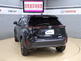 ハッチバックなので、バックドアは上に開きます♪大きな荷物の出し入れがしやすくなります。便利ですよ♪