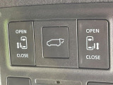 【パワーバックドア】スマートキーや運転席のボタンを押すだけでリアゲートが自動で開閉します!荷物を持っている時や、高い位置にあるバックドアを閉める際に便利な機能です♪