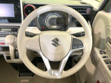 インテリアに合わせたデザインのステアリングは、運転される方のことも考え、運転しやすい形状、大きさです。是非一度、実際に触ってお確かめください。