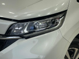 【LEDヘッドライト】悪天候や夜間走行時も良好な視界を確保し安心して運転できる高輝度LEDヘッドライトを装備!点灯速度が早く、消費電力も抑えられています。