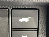 【パワーバックドア】スマートキーや運転席のボタンを押すだけでリアゲートが自動で開閉します!荷物を持っている時や、高い位置にあるバックドアを閉める際に便利な機能です♪