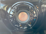 【オートエアコン】一度お好みの温度に設定すれば、車内の温度を検知し風量や温度を自動で調整。暑い&hellip;寒い&hellip;と何度もスイッチ操作をする必要はありません。快適な車内空間には必須の機能ですね♪