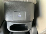 後席にもUSB充電ポートがあるのでお出かけ中にスマホのバッテリーが無くなっても大丈夫!