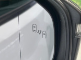 【ブラインドスポットモニター】走行中、ドアミラーの死角になりやすい箇所に後続車が接近するとサイドミラーのレンズに警告を表示!ドライバーに注意喚起をしてくれます。