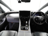 上質で落ち着いた印象のインパネ。視界も広々で運転しやすいです。