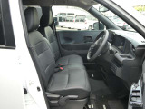 運転席シートには手動式のシートリフター機能が備わっています。