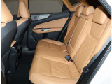 本革シート。高級感ある内装で運転をより快適にします。