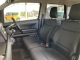 フロントシートはベンチシートです。インパネシフトで足元は広々。運転席と助手席はウォークスルーできます。