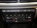 タッチコントロール式エアコンパネル。2ゾーンフルオートエアコン。運転席、助手席それぞれ独立して温度管理が可能です。花粉やダストを除去するフレッシュエアフィルターも装備され、クリーンな室内環境を保ちます